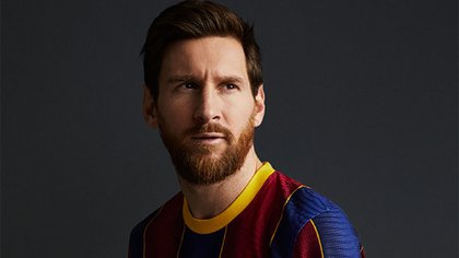 Lionel_Messi_con_la_nueva_camiseta_del_Barcelona_(Twitter_@FCBarcelona_es)