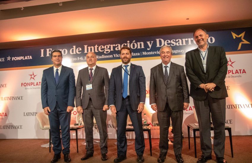Capitanich_disertó_en_el_Primer_Foro_de_Integración_y_Desarrollo_de_FONPLATA__en_Uruguay