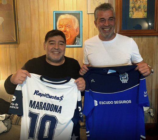 Gimnasia_le_da_la_bienvenida_a_Maradona