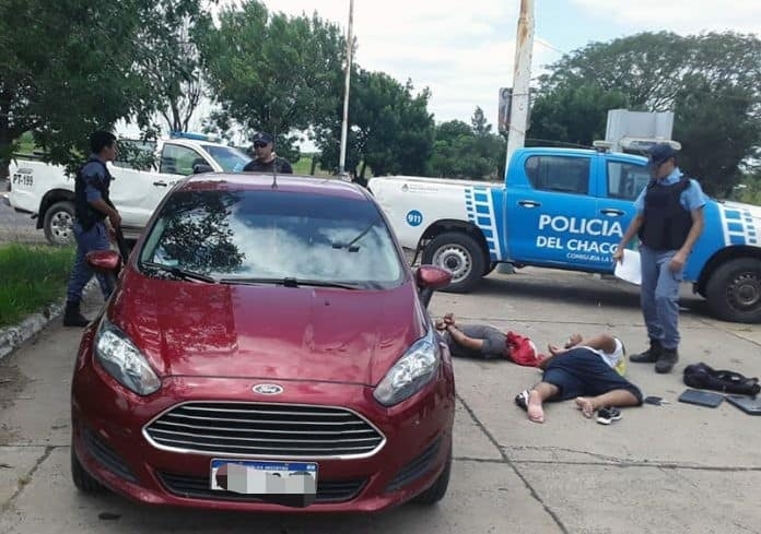 Mientras_circulaban_en_un_auto_Ford_Fiesta_hacia_Corrientes_los_detuvo_la_Policía_sobre_ruta_16