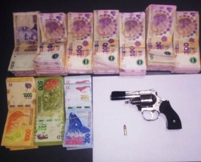 La_suma_de_$164.600_pesos_y_un_arma_de_fuego_fueron_secuestradas_en_poder_de_los_dos_detenidos