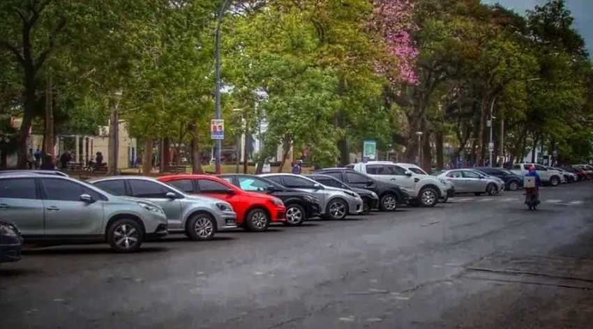 estacionamiento_alrededor_de_la_plaza_25_de_Mayo