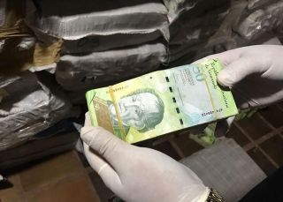 Toneladas_de_dinero_boliviano_halladas_en_un_operativo