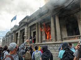 Manifestantes_incendian_sede_del_Congreso_de_Guatemala_y_reclaman_la_renuncia_del_presidente