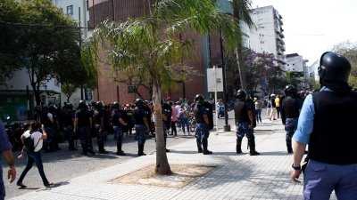 Tres_efectivos_policiales_fueron_lesionados_al_evitar_un_encadenamiento_en_Casa_de_Gobierno