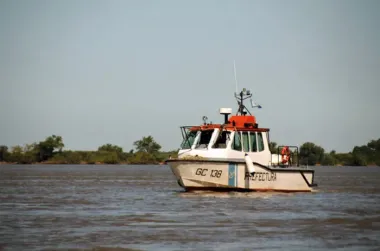 Un hombre se tiró al río para atrapar un pescado y murió