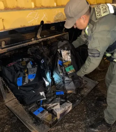 Un camionero tenia 100 celulares escondidos y terminó detenido