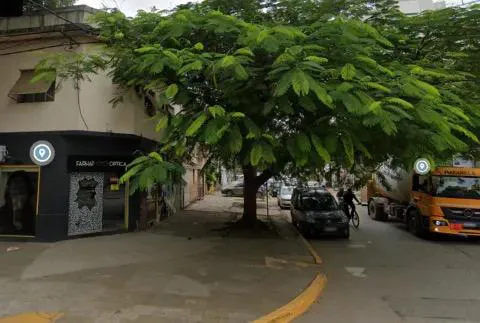 rompió la vidriera de una óptica y se llevó todo el dinero de la caja