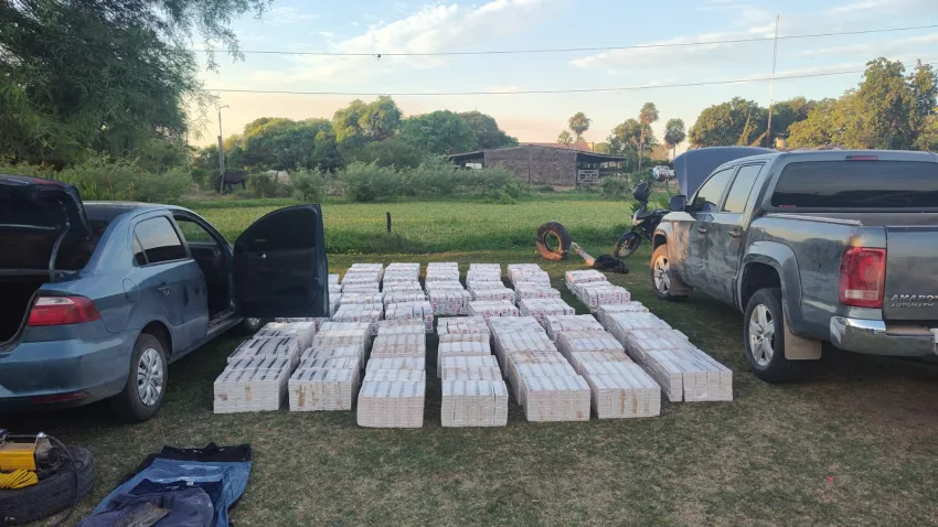 intentó evadir el control de Gendarmería y abandono mas de 2700 cajas de cigarrillo ilegales