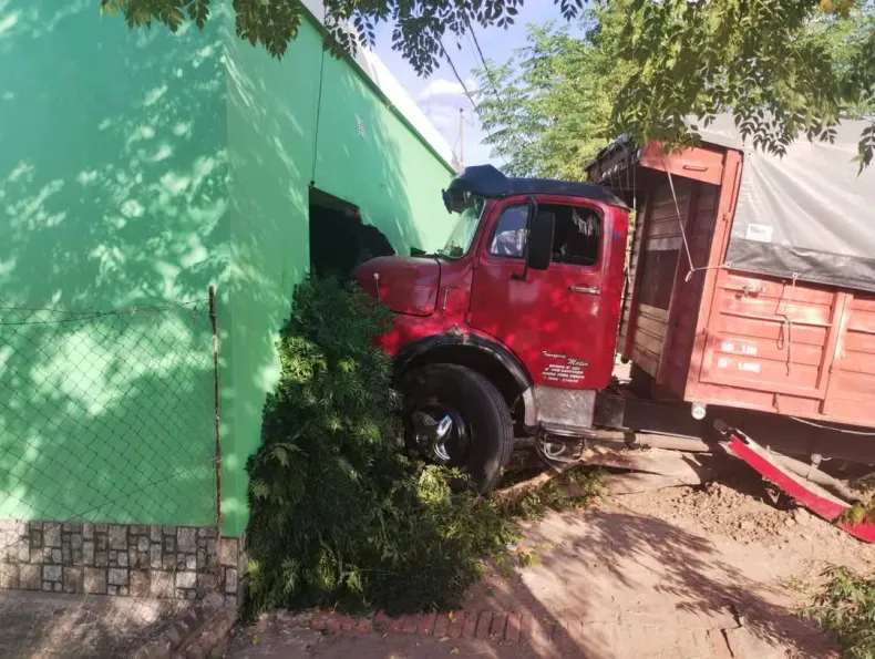 Un camión se quedó sin frenos y se estrelló contra una casa2