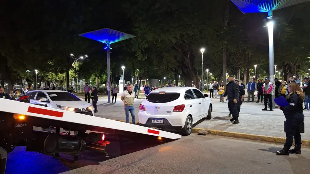 auto sobre la plaza