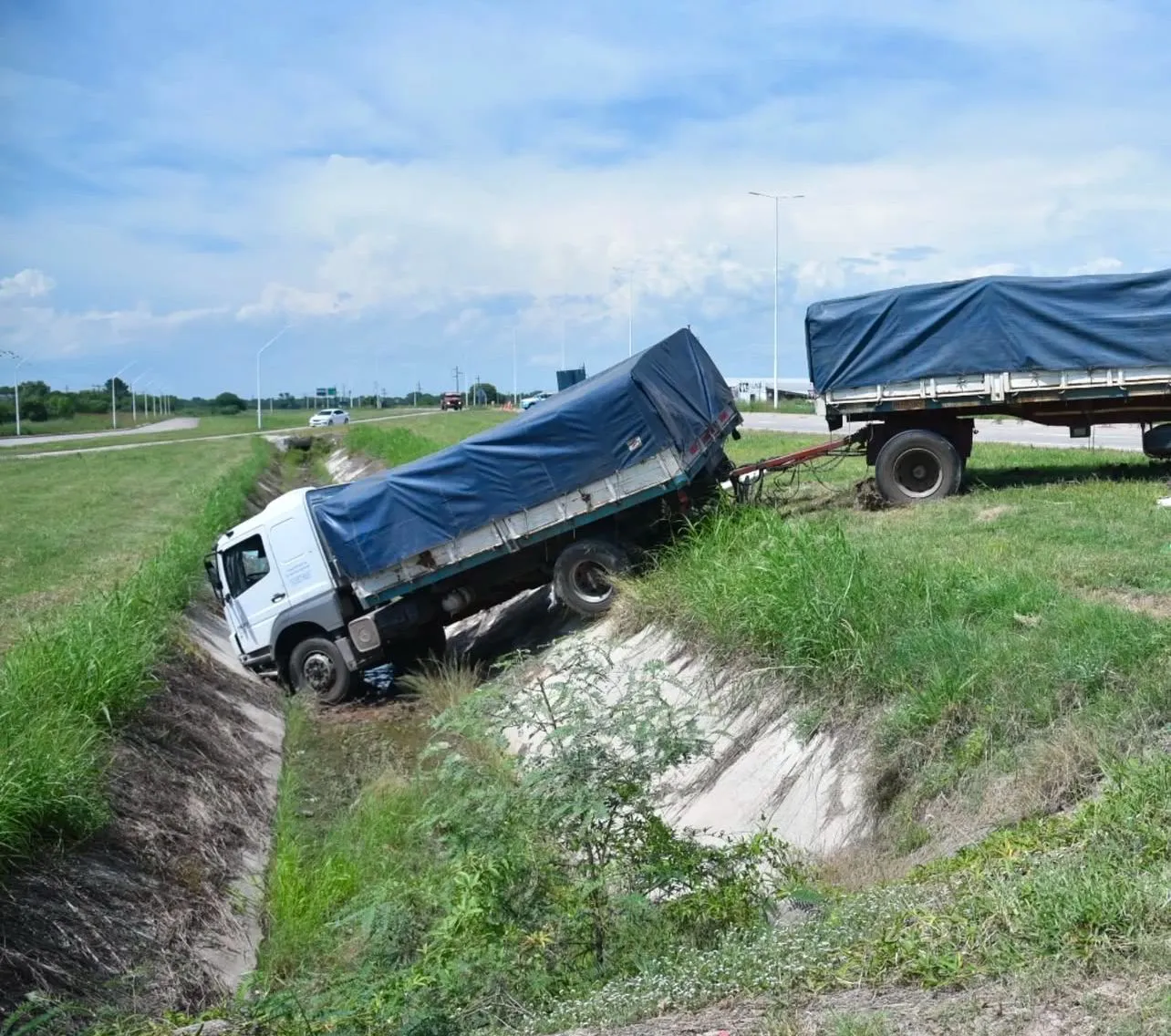 Un camión cayó en un canal de desagüe