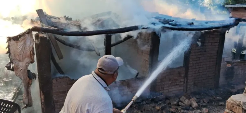 Incendio de una vivienda precaria en Taco Pozo.