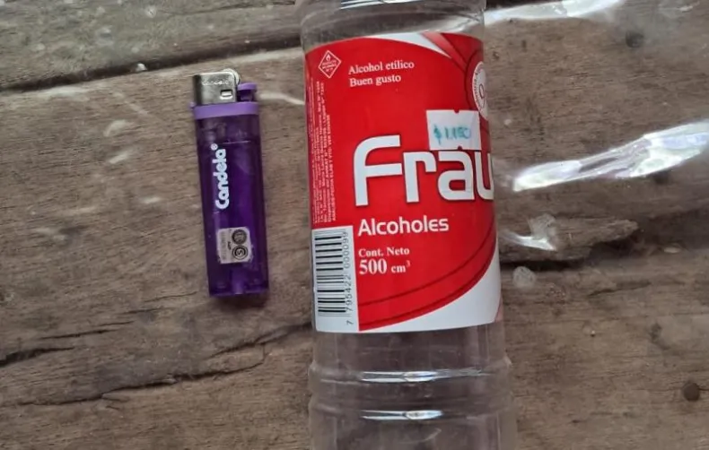 La botella de alcohol y el encendedor que habría usado la acusada para atacar a su expareja, que dormía en la casa de la madre, quien se transformó en testigo clave del caso.