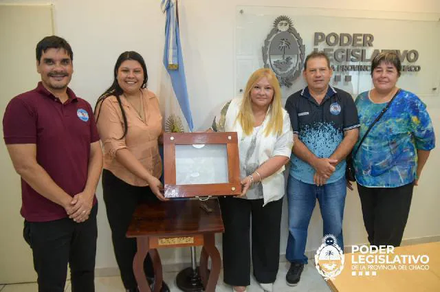 realizaron un cofre para guardas las banderas de los veteranos de Malvinas 