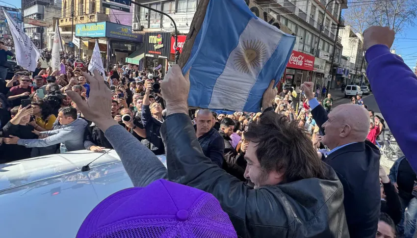Piedrazos y tensión- evacuaron de urgencia a Milei y su comitiva