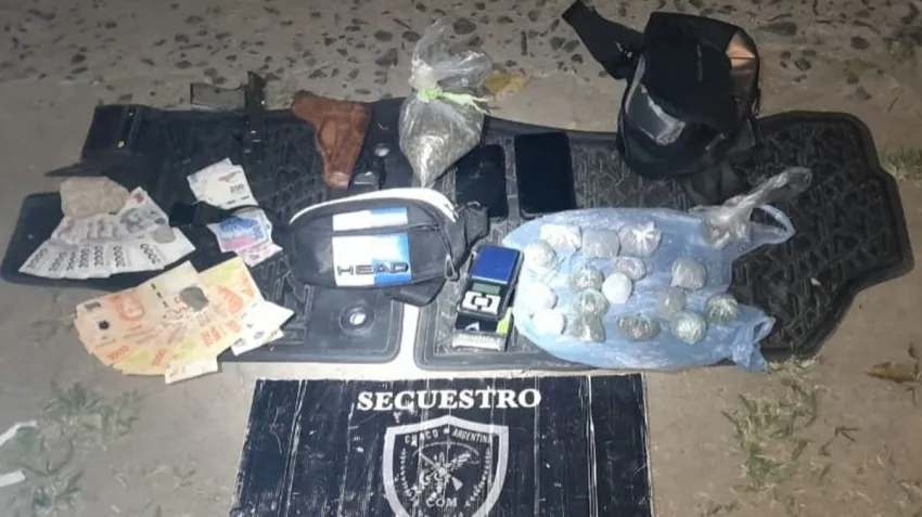 Atraparon a un dealer que iba armado y con droga 