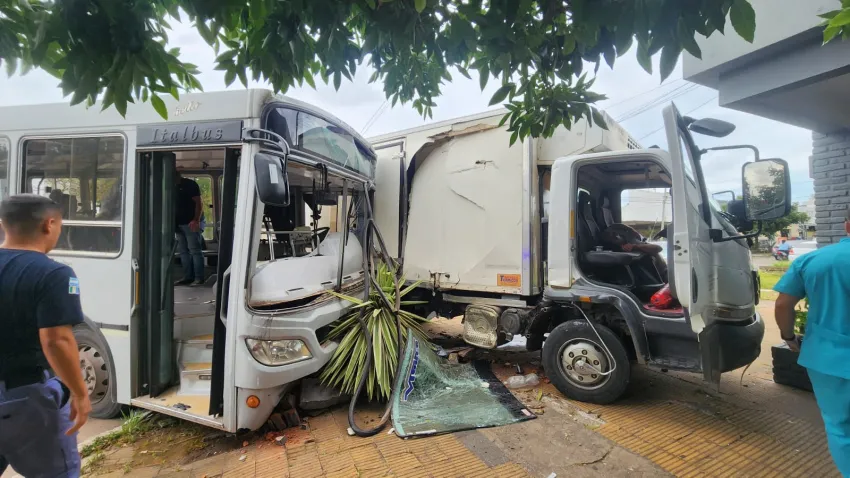 Violento choque en el macrocentro de Resistencia
