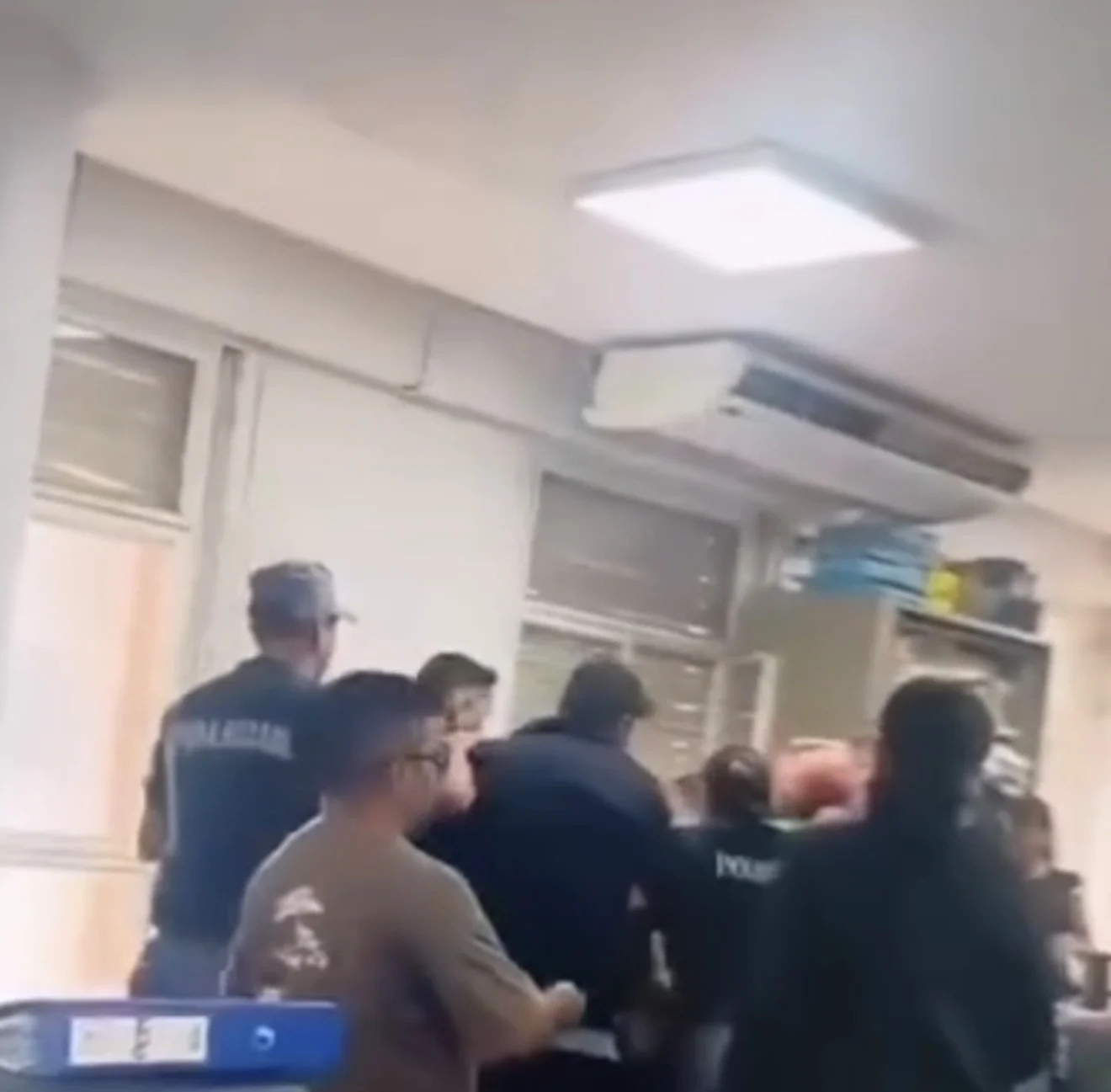 empleada estalla por descuento salarial 