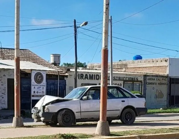 Chocó contra un poste de luz y abandono su auto