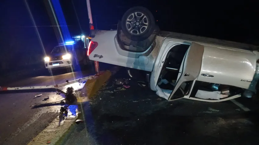 Una camioneta perdió el control y chocó un poste de luz