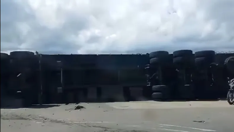 Volcó un camión en el cruce de las rutas 11 y 16