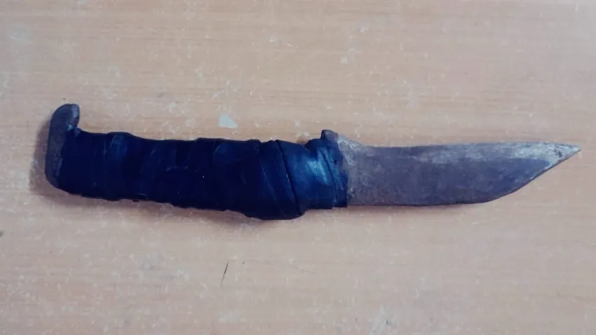 El cuchillo secuestrado a uno de los hombres.