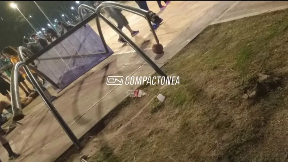 Se desprendió un aro de básquet del Parque 2 de Febrero