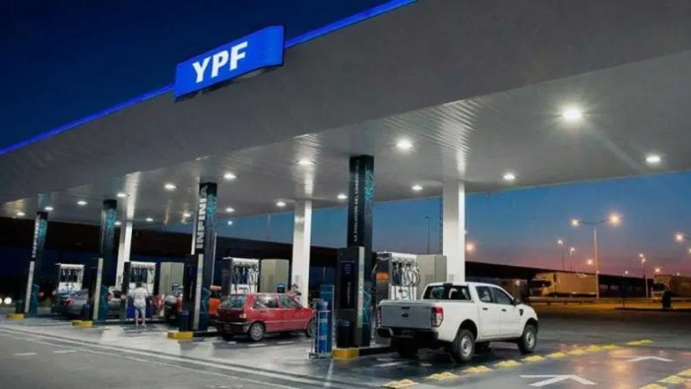 Las estaciones de servicio no cargarán combustible por la noche 