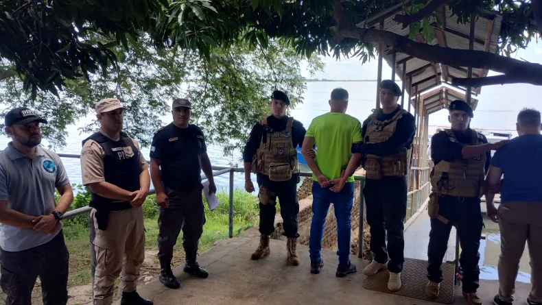 Los miembros de las fuerzas de seguridad durante la entrega de los detenidos al Paraguay. 