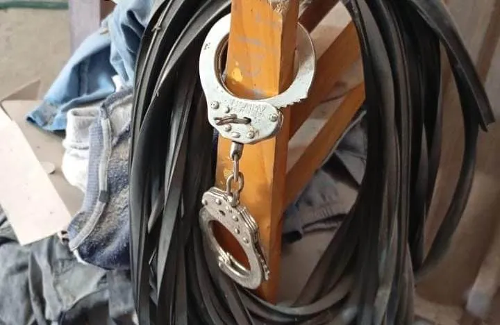 Las esposas secuestradas en el lugar del hecho. 