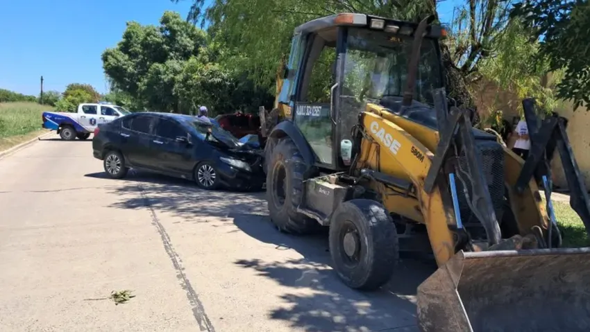 Conductor ebrio choca contra maquinaria vial estacionada