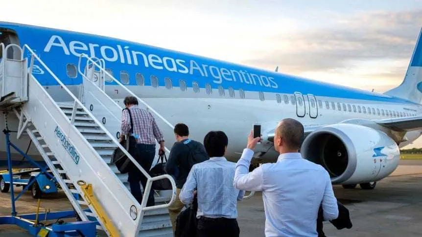 Aerolíneas Argentinas y Anses firman un convenio para descuento del 20% a personas jubiladas y pensionadas