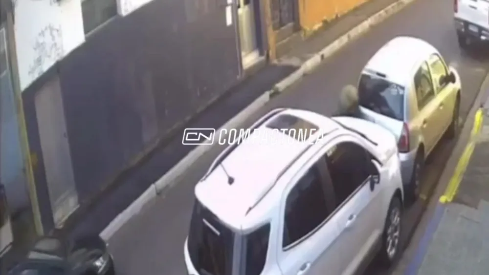 usó su camioneta para empujar otro auto y estacionar en su lugar
