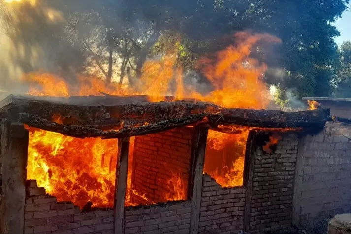Incendio de una vivienda precaria en Taco Pozo1