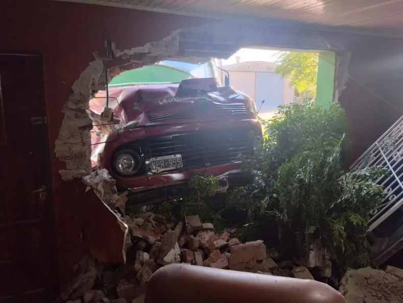 Un camión se quedó sin frenos y se estrelló contra una casa1