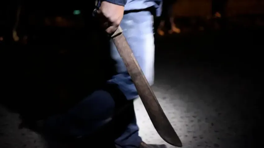 su pareja lo denunció y enfrentó a la policía con machete 