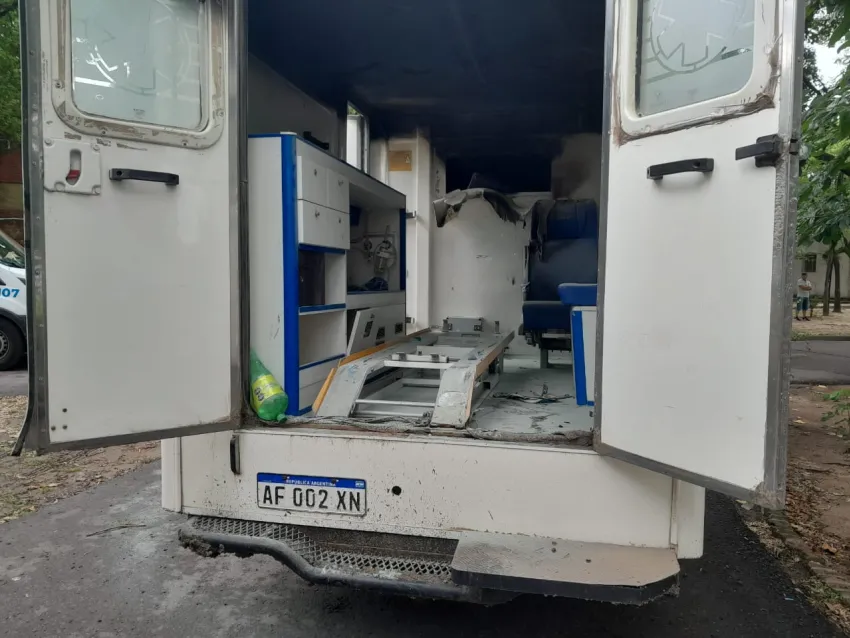Se incendió una ambulancia del Hospital Perrando
