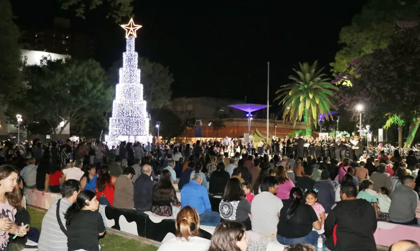 La Plaza 25 de Mayo se iluminó con el árbol de navidad