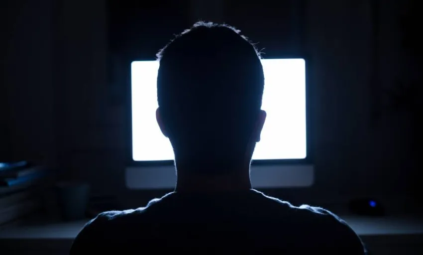 difundia material de abuso sexual