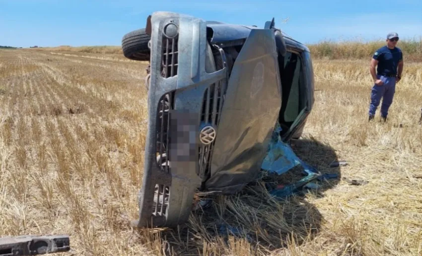 Una pareja volcó con su auto en la Ruta 5 y ambos terminaron lesionados