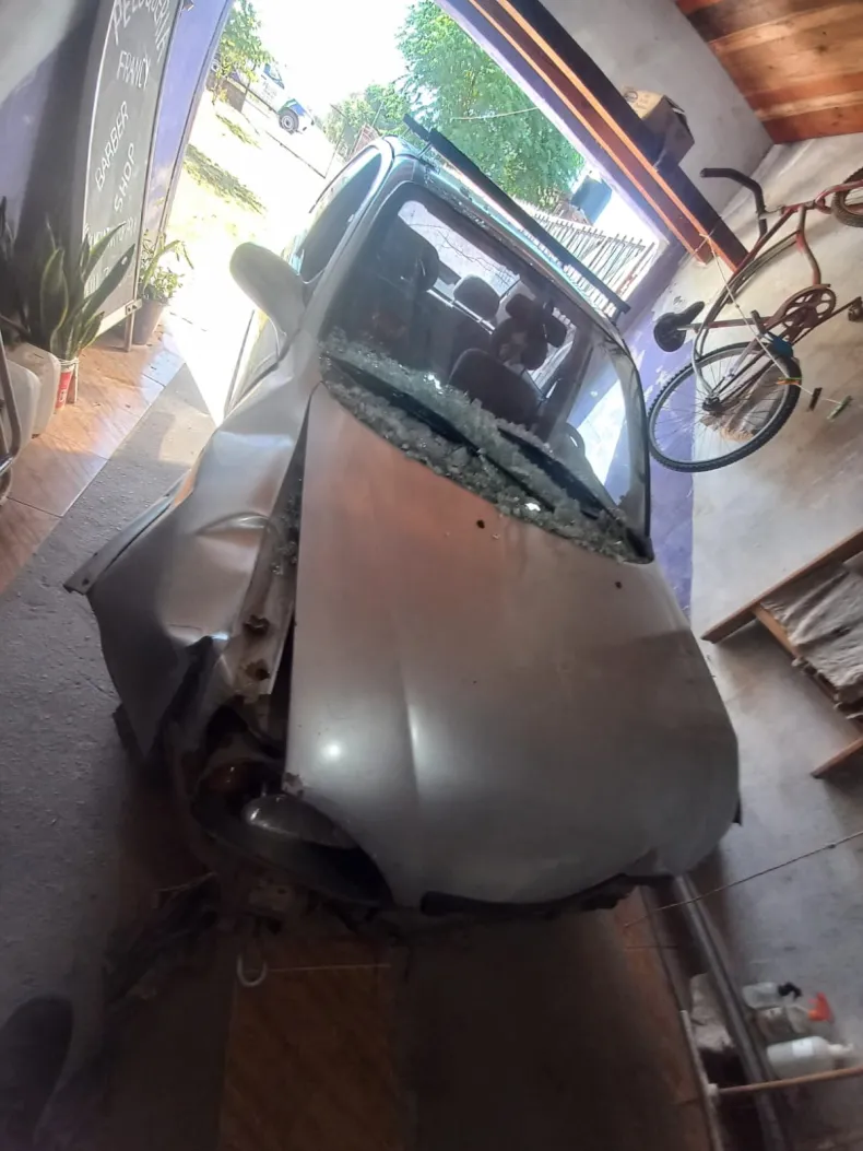chocó contra un comercio y quiso escapar