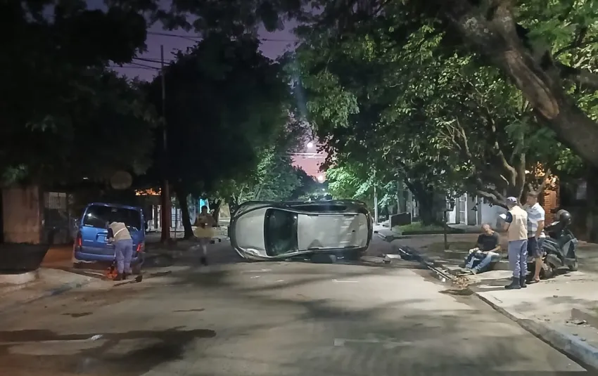 chocó un auto estacionado y fue trasladada al Hospital Perrando