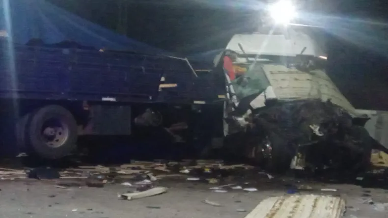 Trágico choque entre dos camiones 1