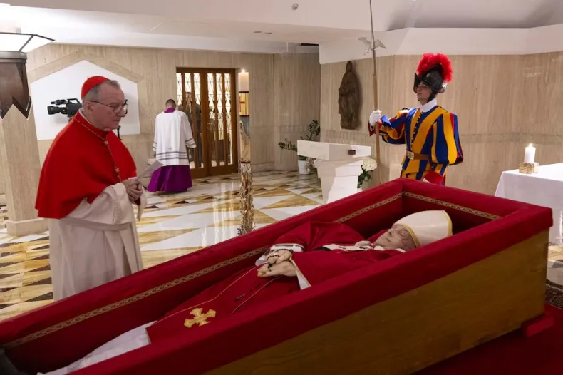 Papa Francisco en su féretro3