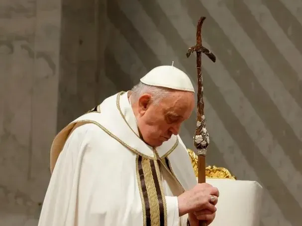 Sigue internado el papa