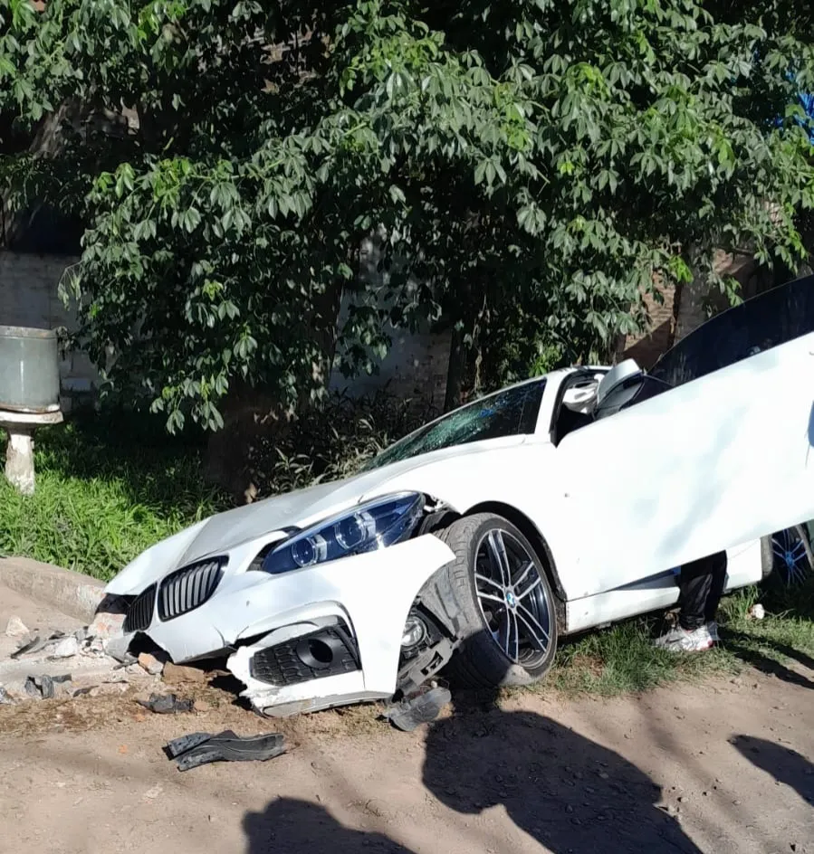 auto cayo a una cuneta
