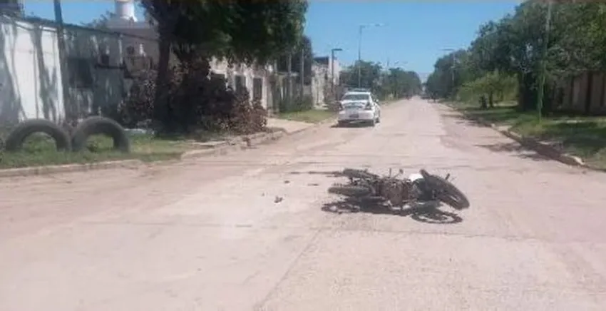 tras un choque de un patrullero y una motocicleta, murió una mujer
