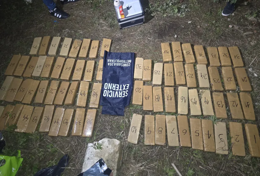 narcos abandonan 53 kilos de marihuana y huyen