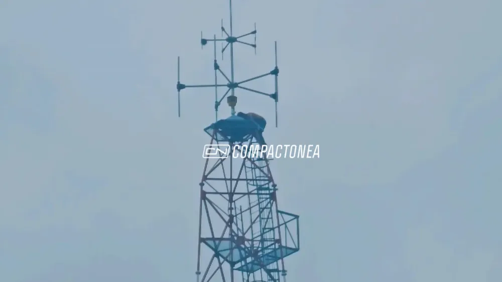un hombre amenazó con tirarse de una antena